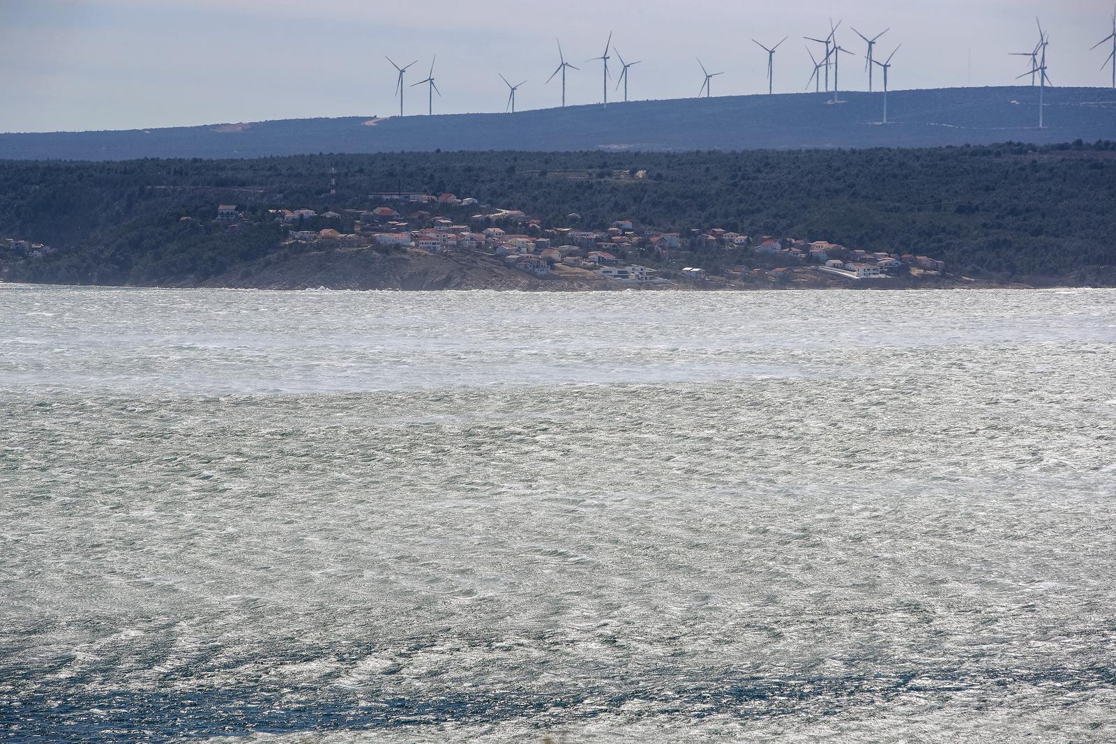 Maslenički most na udaru jake bure Maslenički most na udaru jake bure