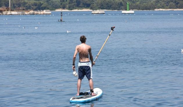 Turist uziva u veslanju na dasci, popularnom paddleboarding te se prilikom toga snimio kamerom pricvrscenom na kraj vesla. Photo: Dusko Marusic/PIXSELL