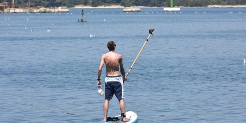 Turist uziva u veslanju na dasci, popularnom paddleboarding te se prilikom toga snimio kamerom pricvrscenom na kraj vesla. Photo: Dusko Marusic/PIXSELL Turist uziva u veslanju na dasci, popularnom paddleboarding te se prilikom toga snimio kamerom pricvrscenom na kraj vesla. Photo: Dusko Marusic/PIXSELL