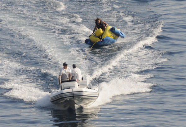 Dubrovnik, 180809.
Jedna od najpopularnijih svjetskih pjevacica Beyonce Knowles u pratnji supruga, americkog repera i producenta Jay-Z-a odmara se na luksuznoj jahti Va bene usidrenoj ispred dubrovackog hotela Argentina.
Na fotografiji: Beyonce s prijatel Dubrovnik, 180809.
Jedna od najpopularnijih svjetskih pjevacica Beyonce Knowles u pratnji supruga, americkog repera i producenta Jay-Z-a odmara se na luksuznoj jahti Va bene usidrenoj ispred dubrovackog hotela Argentina.
Na fotografiji: Beyonce s prijatel