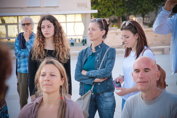 Glazbeno scenski nastup “Iskra ljubavi za mir” i grupna meditacija na Forumu