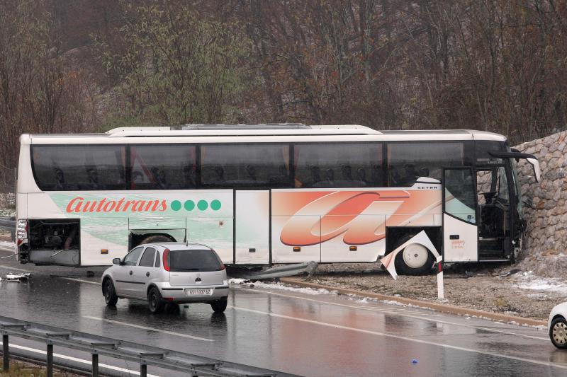 Na autocesti A1 poslije sv. Roka u smjeru Zagreba, kod tunela Krpani, u 6.15 sati sudarilo se 20-ak vozila u nekoliko lančanih sudara, Foto: Dino Stanin/PIXSELL Na autocesti A1 poslije sv. Roka u smjeru Zagreba, kod tunela Krpani, u 6.15 sati sudarilo se 20-ak vozila u nekoliko lančanih sudara, Foto: Dino Stanin/PIXSELL