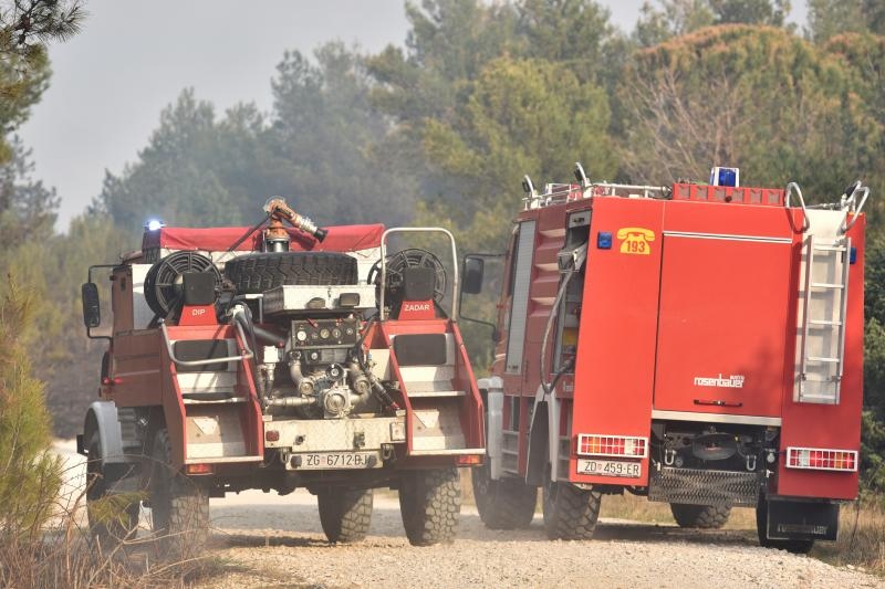 Veliki požar kod Ražanca uz vatrogasce gasili kanader i air tractor