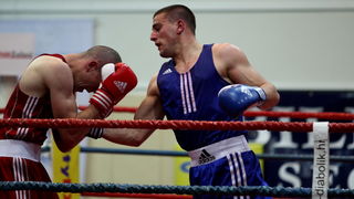 Zadar, 200413.
Dvorana Kresimira Cosica.
Prvenstvo Hrvatske u boksu.
Na fotografiji: Josip Bepo Filipi (Zlatna rukavica, plavi) i Marin Mindoljevic (Marijan, crveni).
Foto: Jure Miskovic / CROPIX Zadar, 200413.
Dvorana Kresimira Cosica.
Prvenstvo Hrvatske u boksu.
Na fotografiji: Josip Bepo Filipi (Zlatna rukavica, plavi) i Marin Mindoljevic (Marijan, crveni).
Foto: Jure Miskovic / CROPIX