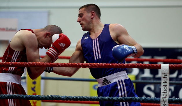 Zadar, 200413. 
Dvorana Kresimira Cosica. 
Prvenstvo Hrvatske u boksu. 
Na fotografiji: Josip Bepo Filipi (Zlatna rukavica, plavi) i Marin Mindoljevic (Marijan, crveni).
Foto: Jure Miskovic / CROPIX