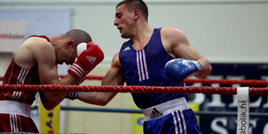 Zadar, 200413. 
Dvorana Kresimira Cosica. 
Prvenstvo Hrvatske u boksu. 
Na fotografiji: Josip Bepo Filipi (Zlatna rukavica, plavi) i Marin Mindoljevic (Marijan, crveni).
Foto: Jure Miskovic / CROPIX