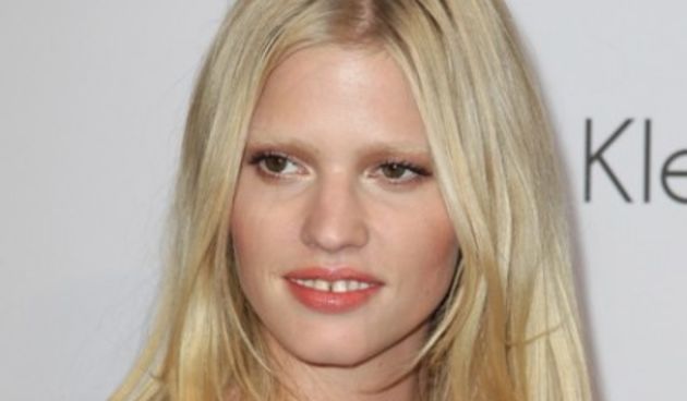 Modni svijet poludio za nevidljivim obrvama, lara stone (Metro-portal.hr)
