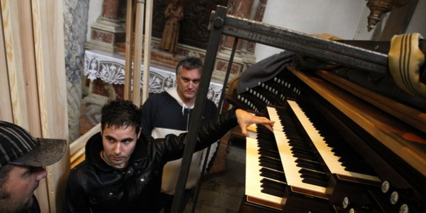 Zadar, 031109.
Zadarska katedrala Sv. Stosija dobila je nove orgulje. Orgulje vec drugi dan montiraju za to ovlasteni radnici .
Foto: Jure Miskovic / CROPIX Zadar, 031109.
Zadarska katedrala Sv. Stosija dobila je nove orgulje. Orgulje vec drugi dan montiraju za to ovlasteni radnici .
Foto: Jure Miskovic / CROPIX