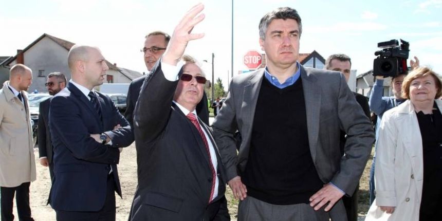 Predsjednik Vlade Zoran Milanovic s potpredsjednikom Vlade Brankom Grcicem te ministrima Tihomirom Jakovinom i Mihaelom Zmajlovicem prisustvovao otvorenju radova sustava odvodnje i prociscavanja. Zoran Milanovic i direktor Medjimurskih voda, Vladimir Top Predsjednik Vlade Zoran Milanovic s potpredsjednikom Vlade Brankom Grcicem te ministrima Tihomirom Jakovinom i Mihaelom Zmajlovicem prisustvovao otvorenju radova sustava odvodnje i prociscavanja. Zoran Milanovic i direktor Medjimurskih voda, Vladimir Top