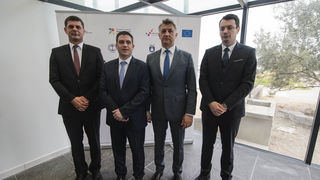 Ministar Oleg Butković potpisao ugovore za izgradnju trajektne luke Tkon i sanaciju luka Turanj, Mandre i Petrčane Ministar Oleg Butković potpisao ugovore za izgradnju trajektne luke Tkon i sanaciju luka Turanj, Mandre i Petrčane