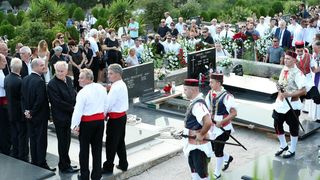 Posljednji ispraćaj Olivera Dragojevića na groblju Sveti Roko u Veloj Luci Posljednji ispraćaj Olivera Dragojevića na groblju Sveti Roko u Veloj Luci