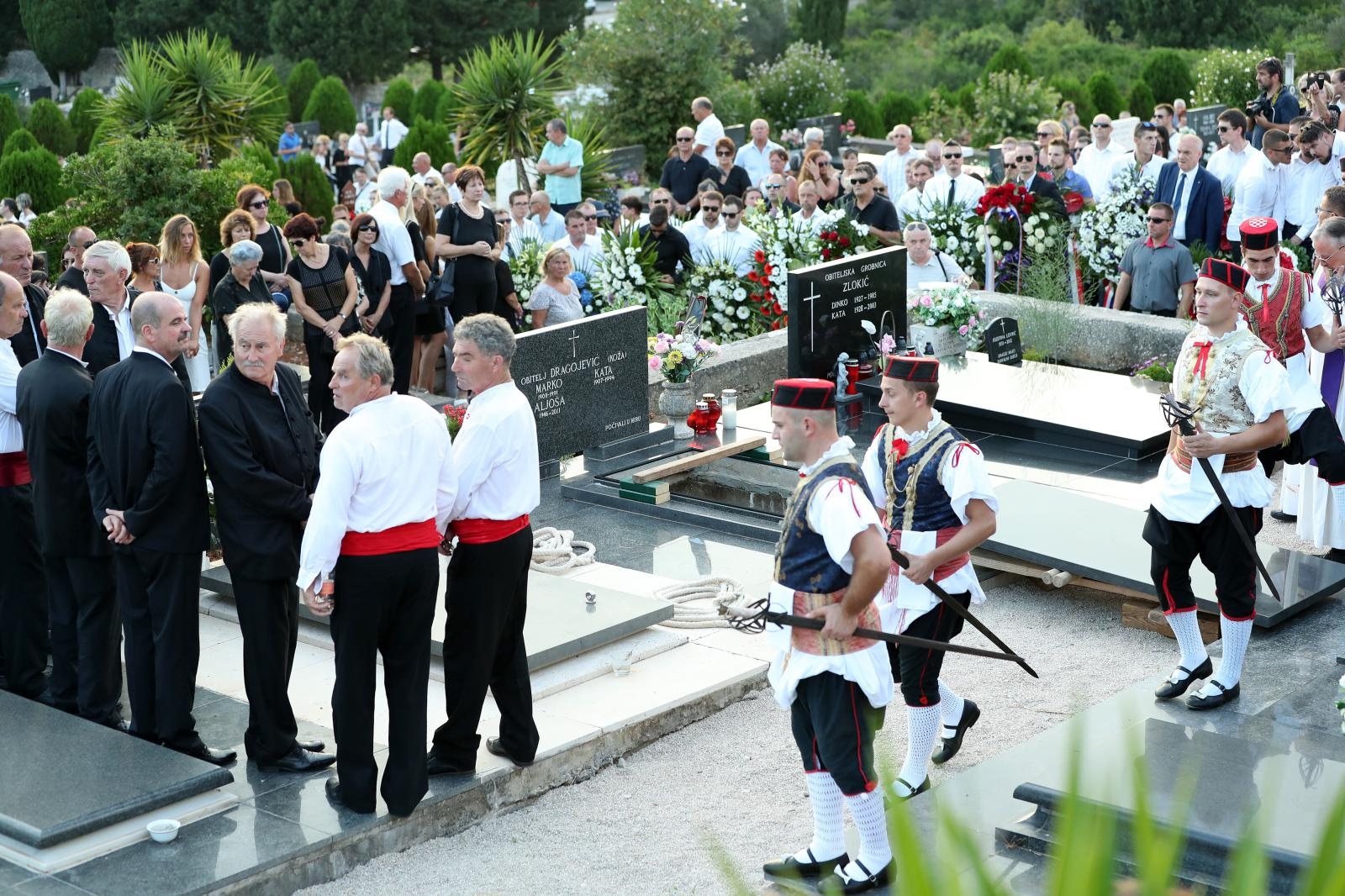 Posljednji ispraćaj Olivera Dragojevića na groblju Sveti Roko u Veloj Luci Posljednji ispraćaj Olivera Dragojevića na groblju Sveti Roko u Veloj Luci
