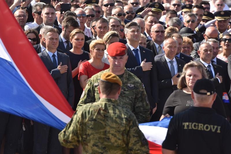 Uz zvukove hime “Lijepa naša” podignuta je zastava Republike Hrvatske na Kninskoj tvrđavi Uz zvukove hime “Lijepa naša” podignuta je zastava Republike Hrvatske na Kninskoj tvrđavi