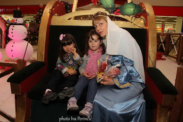 Sv. Luce razveselila mališane u Supernova centru, Foto: Iva Perinčić Sv. Luce razveselila mališane u Supernova centru, Foto: Iva Perinčić