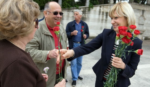 Zadar, 010509.
Povodom praznika rada, zadarski SDP djelio je gradjanima karanfile, fritule, ribu i krumpire na Trgu Pet bunara. Kandidatkinja za gradonacelnicu Ingrid Anticevic Marinovic djeli karanfile.
Foto: Vladimir Ivanov / CROPIX