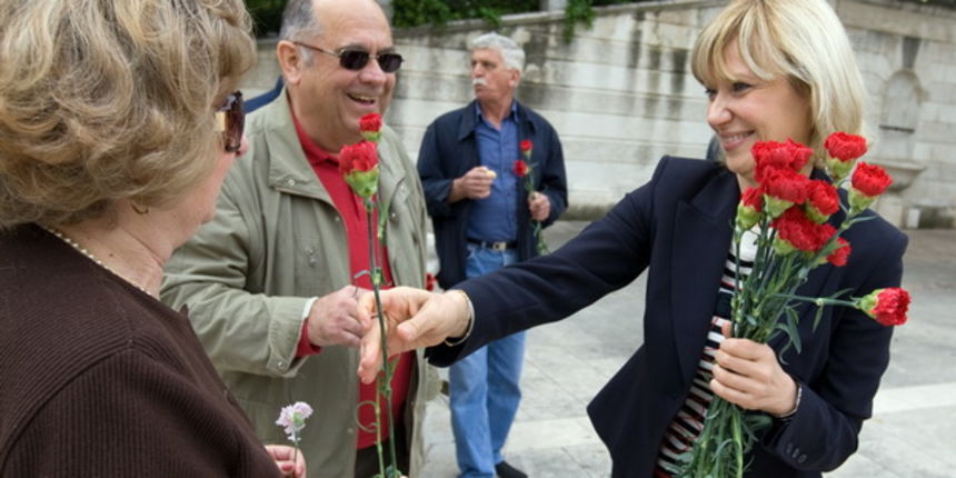 Zadar, 010509.
Povodom praznika rada, zadarski SDP djelio je gradjanima karanfile, fritule, ribu i krumpire na Trgu Pet bunara. Kandidatkinja za gradonacelnicu Ingrid Anticevic Marinovic djeli karanfile.
Foto: Vladimir Ivanov / CROPIX