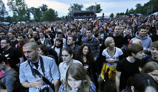 Zagreb, 220610.
Na Jarunu se od 21.-23.06. odrzava glazbeni spektakl T-Mobile INmusic festival na kojem ce nastupiti mnogobrojni izvodjaci kako iz zemlje tako i svijeta. Drugi dan festivala.
Na fotografiji: publika.
Foto: Boris Kovacev / CROPIX