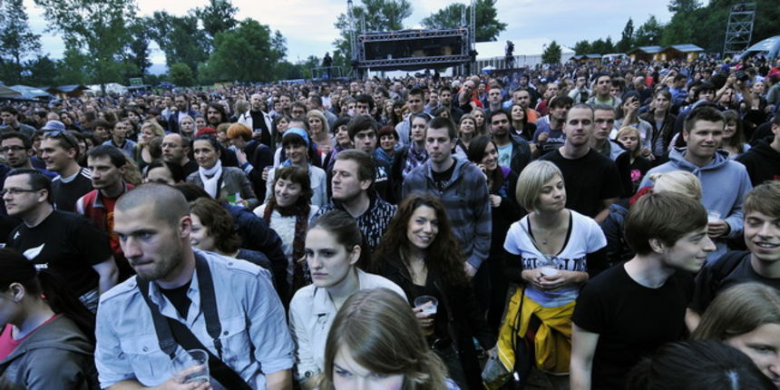 Zagreb, 220610.
Na Jarunu se od 21.-23.06. odrzava glazbeni spektakl T-Mobile INmusic festival na kojem ce nastupiti mnogobrojni izvodjaci kako iz zemlje tako i svijeta. Drugi dan festivala.
Na fotografiji: publika.
Foto: Boris Kovacev / CROPIX