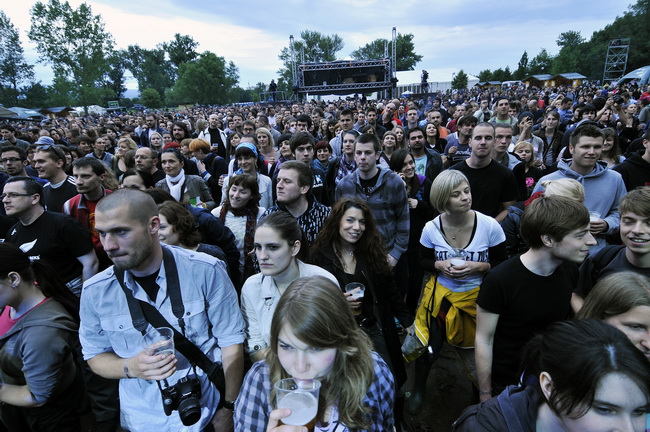 Zagreb, 220610.
Na Jarunu se od 21.-23.06. odrzava glazbeni spektakl T-Mobile INmusic festival na kojem ce nastupiti mnogobrojni izvodjaci kako iz zemlje tako i svijeta. Drugi dan festivala.
Na fotografiji: publika.
Foto: Boris Kovacev / CROPIX Zagreb, 220610.
Na Jarunu se od 21.-23.06. odrzava glazbeni spektakl T-Mobile INmusic festival na kojem ce nastupiti mnogobrojni izvodjaci kako iz zemlje tako i svijeta. Drugi dan festivala.
Na fotografiji: publika.
Foto: Boris Kovacev / CROPIX