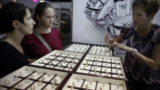 Zagreb, 300911.
Na Zagrebackom velesajmu poceli su Dani Vjencanja koji ce trajati do 2. listopada.
Na slici: odabir prstenja.
Foto: Dragan Matic / Cropix Zagreb, 300911.
Na Zagrebackom velesajmu poceli su Dani Vjencanja koji ce trajati do 2. listopada.
Na slici: odabir prstenja.
Foto: Dragan Matic / Cropix