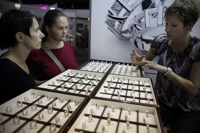 Zagreb, 300911.
Na Zagrebackom velesajmu poceli su Dani Vjencanja koji ce trajati do 2. listopada.
Na slici: odabir prstenja.
Foto: Dragan Matic / Cropix Zagreb, 300911.
Na Zagrebackom velesajmu poceli su Dani Vjencanja koji ce trajati do 2. listopada.
Na slici: odabir prstenja.
Foto: Dragan Matic / Cropix