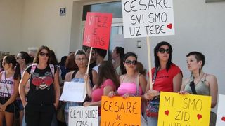 Građani prosvjedom pokušavaju spriječiti ovrhu nad sedmogodišnjim Cesareom Građani prosvjedom pokušavaju spriječiti ovrhu nad sedmogodišnjim Cesareom