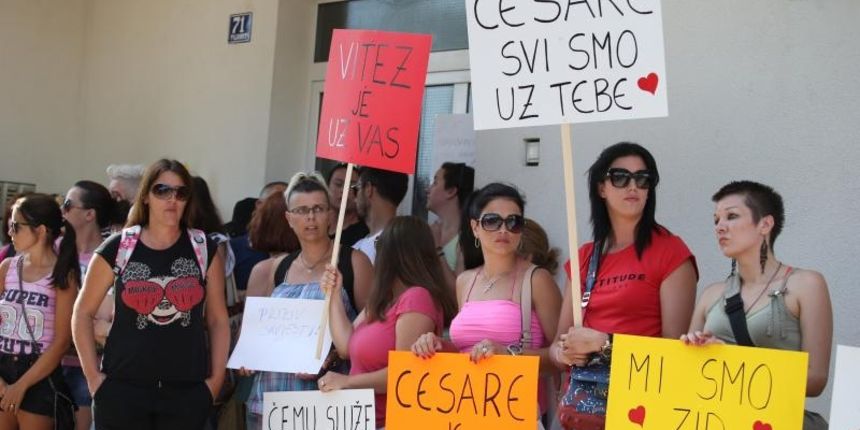 Građani prosvjedom pokušavaju spriječiti ovrhu nad sedmogodišnjim Cesareom Građani prosvjedom pokušavaju spriječiti ovrhu nad sedmogodišnjim Cesareom