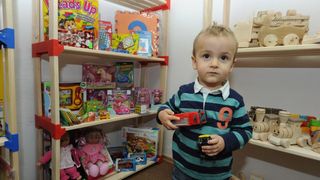 05.02.2014., Knin – Po prvi puta je u gradu otvorena je besplatna knjiznica djecjih igracaka. Projekt su osmislile clanice Ekoudruga Krka-Knin na celu sa Ingom Kukolj i Marijom Ujakovic. Jedini uvjet za uclanjenje u knjiznicu je da djeca donesu neku svo