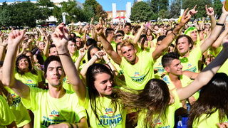 10. dm Millennium Jump na zadarskoj rivi – 3 tisuće skakača poslalo prekrasnu priču u svijet 10. dm Millennium Jump na zadarskoj rivi – 3 tisuće skakača poslalo prekrasnu priču u svijet