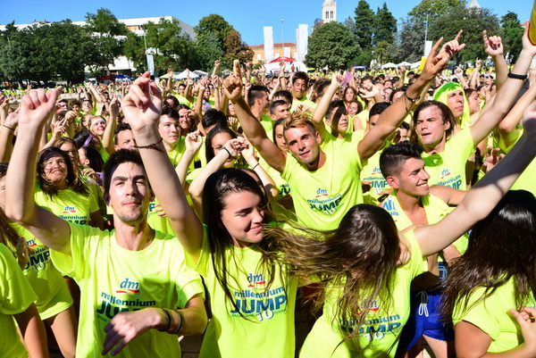 10. dm Millennium Jump na zadarskoj rivi – 3 tisuće skakača poslalo prekrasnu priču u svijet 10. dm Millennium Jump na zadarskoj rivi – 3 tisuće skakača poslalo prekrasnu priču u svijet