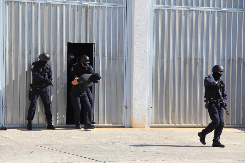 U prigodi Dana hrvatske policije i njihovog zaštitnika Sv.Mihovila danas je u PU Zadarskoj održana prigodna svečanost.U nastavku svečanosti, pokaznu vježbu samoobrane izveli su pripadnici interventne jedinice PU Zadarske te su podijeljena priznanja nagrađ U prigodi Dana hrvatske policije i njihovog zaštitnika Sv.Mihovila danas je u PU Zadarskoj održana prigodna svečanost.U nastavku svečanosti, pokaznu vježbu samoobrane izveli su pripadnici interventne jedinice PU Zadarske te su podijeljena priznanja nagrađ