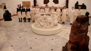 Glazbeno-plesni performans “Ona koja nosi”, foto: Iva Perinčić Glazbeno-plesni performans “Ona koja nosi”, foto: Iva Perinčić