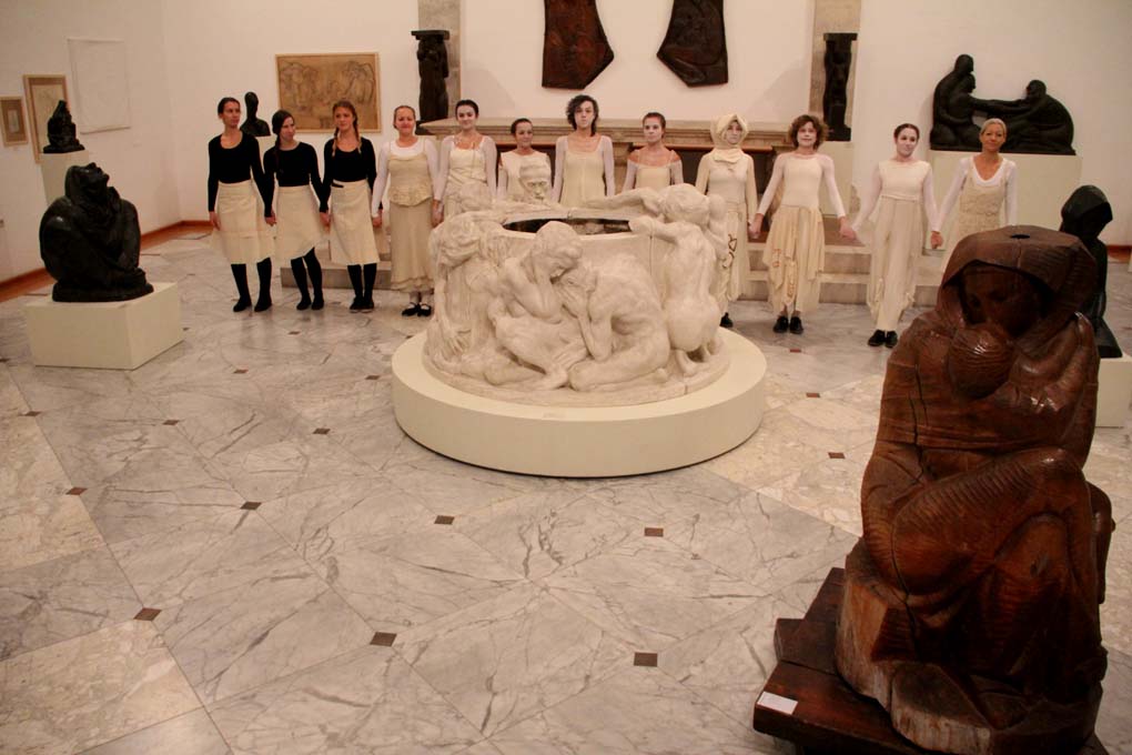 Glazbeno-plesni performans “Ona koja nosi”, foto: Iva Perinčić Glazbeno-plesni performans “Ona koja nosi”, foto: Iva Perinčić