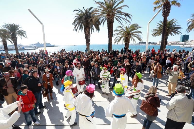 Splitski karneval: Vjenčanje Ave Karabatić i Ivana Pernara na splitskoj rivi