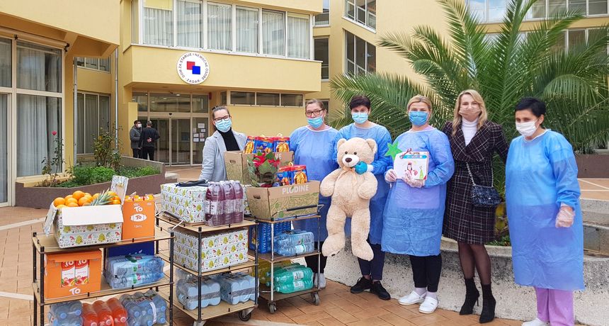 Dječji vrtić Smješko uručio poklone korisnicima Doma za starije i nemoćne u Zadru Dječji vrtić Smješko uručio poklone korisnicima Doma za starije i nemoćne u Zadru