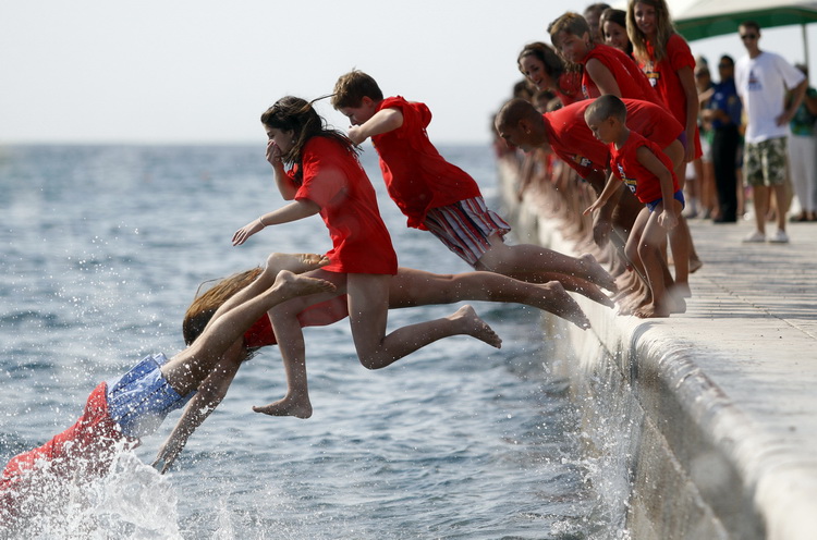 Zadar, 300711.
Nakon odgode zbog losih vremenskih uvjeta prosle subote, danas se na zadarskoj rivi odrzao peti milenijski skok, jedan od  prepoznatljivih zadarskih brendova posljednjih godina.
Foto: Jure Miskovic / CROPIX