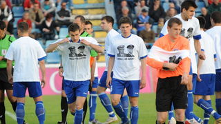 Zadar, 230411.
Nogomet, 26. kolo prve hrvatske nogometne lige : Zadar – Inter. Stadion na stanovima.
Na fotografiji : Nogometasi Zadra sa majicama podrske generalima Gotovini i Markacu.
Foto : Andrija Lucic / CROPIX Zadar, 230411.
Nogomet, 26. kolo prve hrvatske nogometne lige : Zadar – Inter. Stadion na stanovima.
Na fotografiji : Nogometasi Zadra sa majicama podrske generalima Gotovini i Markacu.
Foto : Andrija Lucic / CROPIX