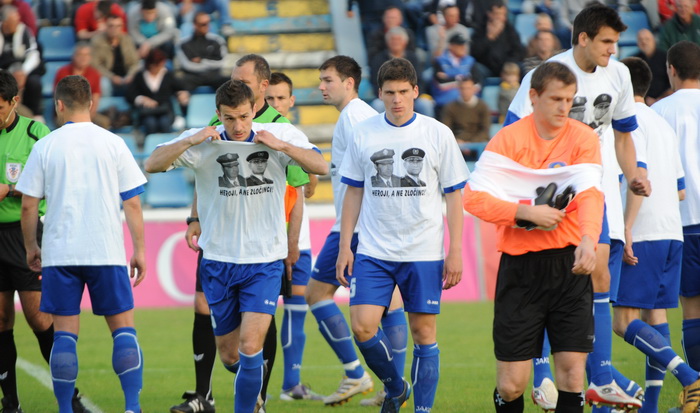 Zadar, 230411.
Nogomet, 26. kolo prve hrvatske nogometne lige : Zadar – Inter. Stadion na stanovima.
Na fotografiji : Nogometasi Zadra sa majicama podrske generalima Gotovini i Markacu.
Foto : Andrija Lucic / CROPIX Zadar, 230411.
Nogomet, 26. kolo prve hrvatske nogometne lige : Zadar – Inter. Stadion na stanovima.
Na fotografiji : Nogometasi Zadra sa majicama podrske generalima Gotovini i Markacu.
Foto : Andrija Lucic / CROPIX