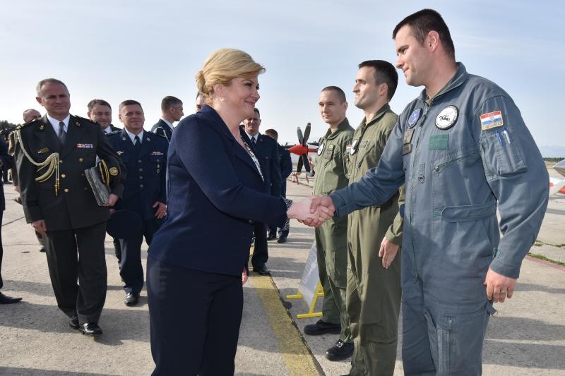 Predsjednica Kolinda Grabar-Kitarović posjetila 93. zrakoplovnu bazu Zemunik. Foto: Dino Stanin/PIXSELL