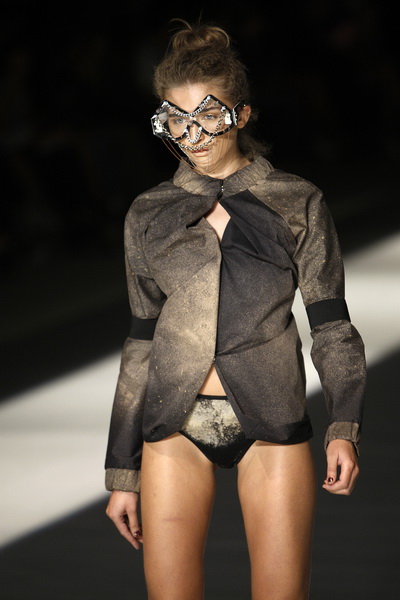 Zagreb, 250909.
U staroj tvornici Zagrepcanka od 24.09.-26.09. odrzava se modna revija Dove Fashion.hr.
Modna revija: Robert Sever.
Foto: Dragan Matic / Cropix