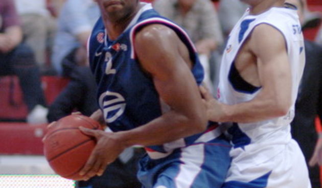 Zagreb, 260509.
Kosarkaska dvorana Drazen Petrovic.
A-1 liga za prvaka, prva utakmica finala doigravanja izmedju Cibone i Zadra.
Na slici: Alan Anderson i Rok Stipcevic.
Foto: Drago Sopta / CROPIX