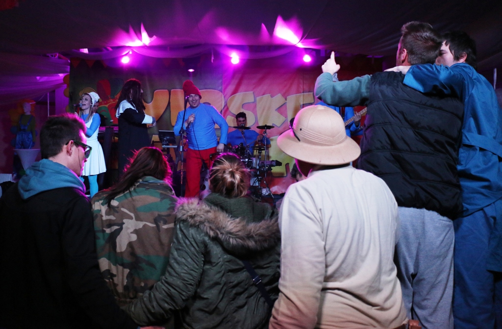 Virske maškare: Nedjelja u znaku zvijezdice Meri, Tota i Tempo Banda