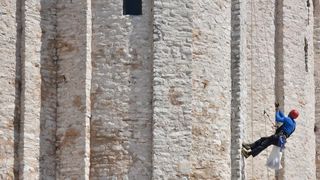 Alpinisti čiste crkvu sv. Donata od korova u redovitom održavanju pred početak turističke sezone. Foto: Dino Stanin/PIXSELL Alpinisti čiste crkvu sv. Donata od korova u redovitom održavanju pred početak turističke sezone. Foto: Dino Stanin/PIXSELL