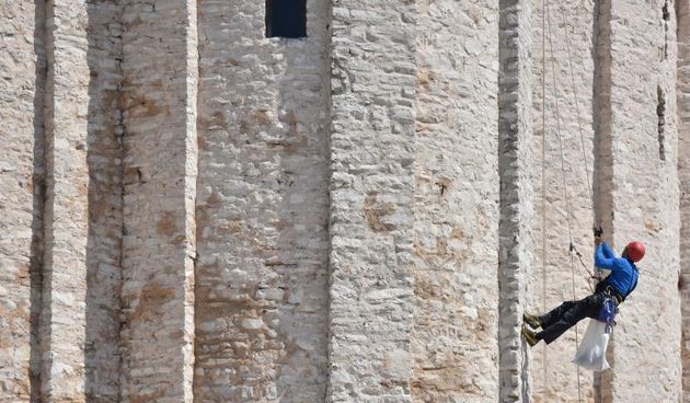 Alpinisti čiste crkvu sv. Donata od korova u redovitom održavanju pred početak turističke sezone. Foto: Dino Stanin/PIXSELL