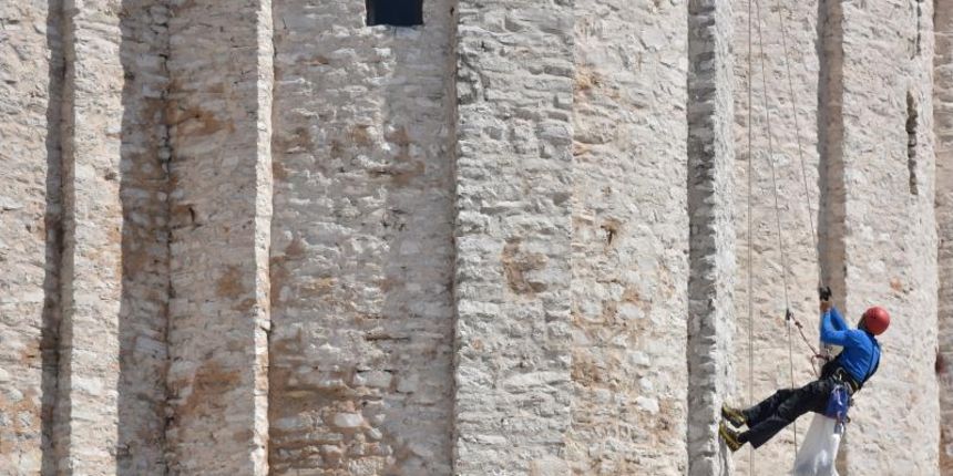 Alpinisti čiste crkvu sv. Donata od korova u redovitom održavanju pred početak turističke sezone. Foto: Dino Stanin/PIXSELL Alpinisti čiste crkvu sv. Donata od korova u redovitom održavanju pred početak turističke sezone. Foto: Dino Stanin/PIXSELL