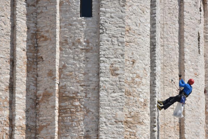 Alpinisti čiste crkvu sv. Donata od korova u redovitom održavanju pred početak turističke sezone. Foto: Dino Stanin/PIXSELL Alpinisti čiste crkvu sv. Donata od korova u redovitom održavanju pred početak turističke sezone. Foto: Dino Stanin/PIXSELL