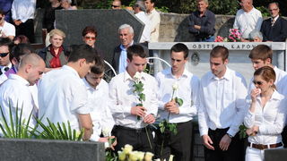 Povljana, 270410.
Vise tisuca Pazana i zitelja Zadarske i Licko – senjske zupanije okupilo se u Povljani na posljednjem ispracaju Martini Skodi (19), Anti Pogorilicu (21) i Marinu Orlicu (24) koji su tragicno izgubili zivot u prometnoj nesreci u nedjelju Povljana, 270410.
Vise tisuca Pazana i zitelja Zadarske i Licko – senjske zupanije okupilo se u Povljani na posljednjem ispracaju Martini Skodi (19), Anti Pogorilicu (21) i Marinu Orlicu (24) koji su tragicno izgubili zivot u prometnoj nesreci u nedjelju