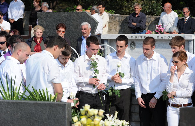 Povljana, 270410.
Vise tisuca Pazana i zitelja Zadarske i Licko – senjske zupanije okupilo se u Povljani na posljednjem ispracaju Martini Skodi (19), Anti Pogorilicu (21) i Marinu Orlicu (24) koji su tragicno izgubili zivot u prometnoj nesreci u nedjelju Povljana, 270410.
Vise tisuca Pazana i zitelja Zadarske i Licko – senjske zupanije okupilo se u Povljani na posljednjem ispracaju Martini Skodi (19), Anti Pogorilicu (21) i Marinu Orlicu (24) koji su tragicno izgubili zivot u prometnoj nesreci u nedjelju