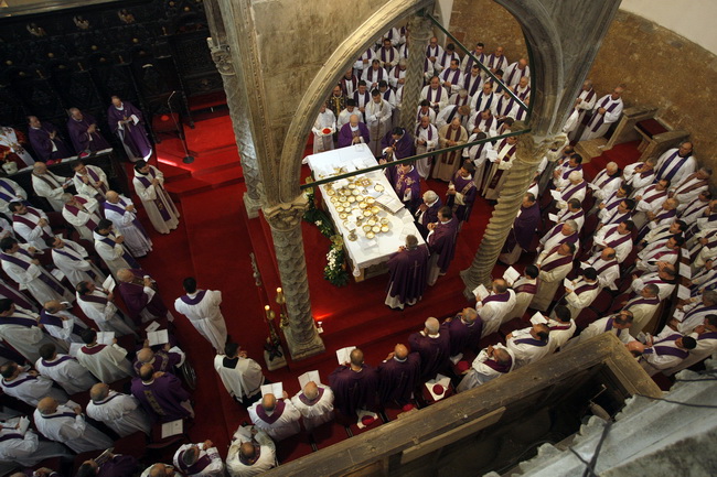 Zadar, 300110.
Pogreb zadarskog nadbiskupa Ivana Prendje u crkvi Svete Stosije.
Zadarski nadbiskup Ivan Prendja preminuo je iznenada  25. sijecnja 2010. godine u Zagrebu u 71. godini zivota, nakon 46 godina svecenistva i 20 godina biskupstva.
Na fotografi