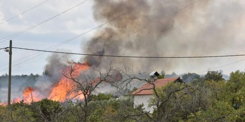 Zbog požara je zatvorena i autocesta Zbog požara je zatvorena i autocesta